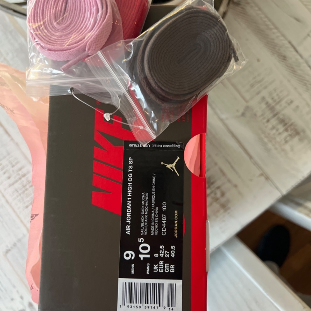 Travis Scott Jordan 1s - Picture 6 of 6